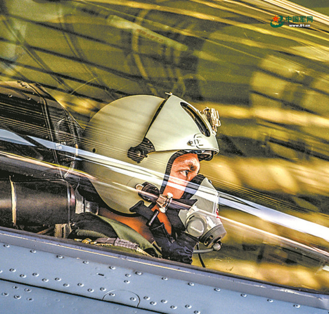 云端对决风雷动：空军航空兵某旅开展近距空战对抗训练