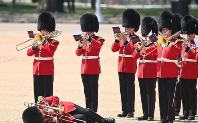 气温30度头顶熊皮帽，三名卫兵在英国王生日游行彩排被热晕