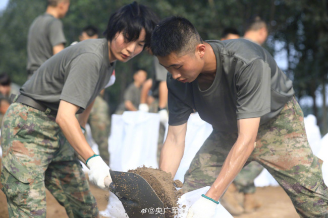 巾帼不让须眉！这群抗洪女兵真美