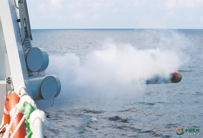 舰机协同、巡猎海天，海军某护卫舰支队舰艇开展反潜训练
