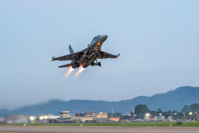 星夜起飞！空军航空兵某旅展开飞行训练