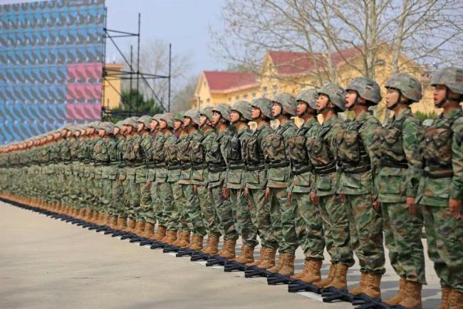 为千余名新兵授枪，现场震撼！激发强军热情