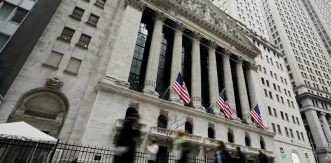 特朗普陷入困兽之斗，两党互撕，美元信用危了他已无力扭转乾坤？