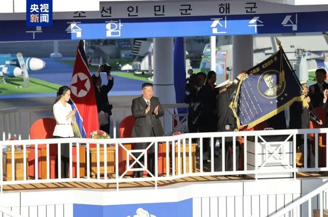 金正恩携女儿出席朝鲜人民军新型驱逐舰入水仪式 称“将一刻不停地建设海军” 