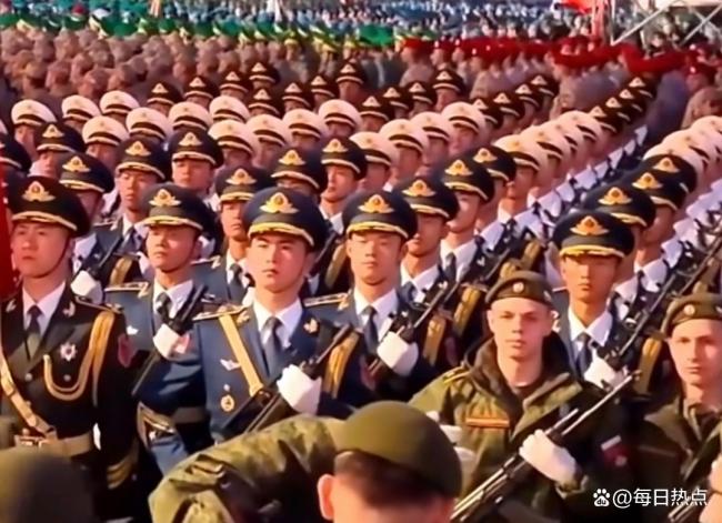 多國士兵紛紛跟解放軍儀仗隊合影 全球軍人的“追星”密碼