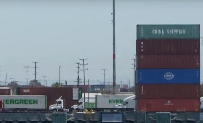 名嘴谈关税战后首批中国货船抵洛杉矶 进口量腰斩引发担忧