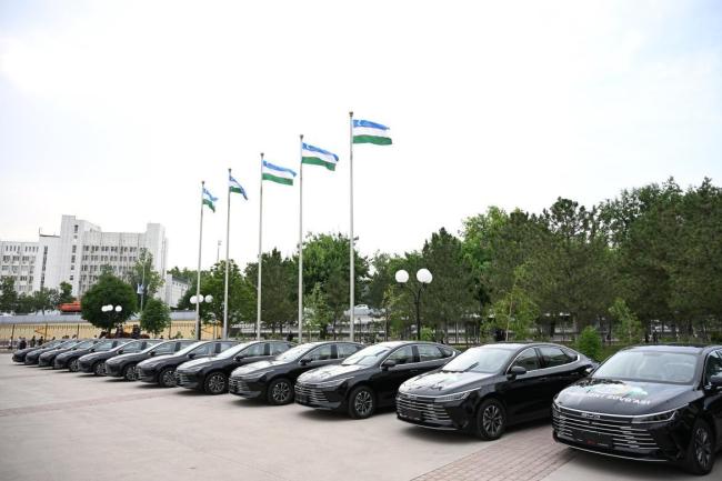 乌兹别克斯坦总统赠球员汽车 国礼彰显技术实力