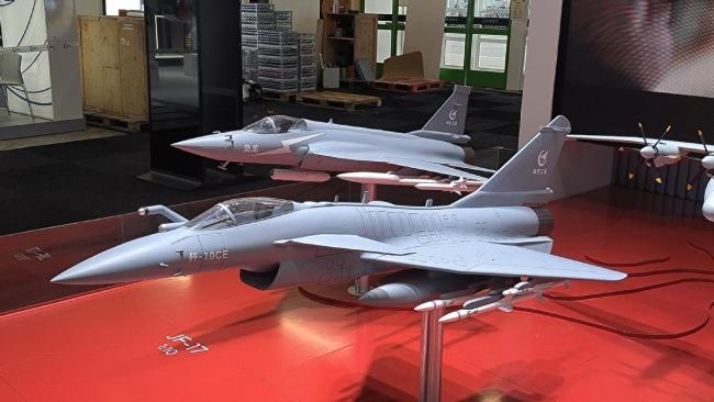 歼-10CE战斗机亮相巴黎航展成焦点