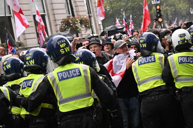 英国超10万人参加反移民抗议活动 规模远超预期