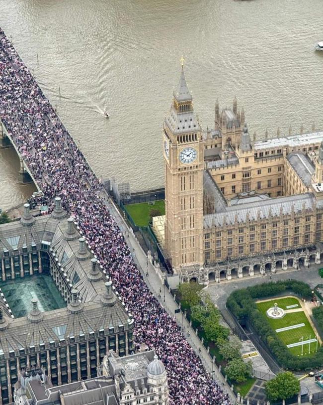 英国超10万人参加反移民游行 规模远超预期