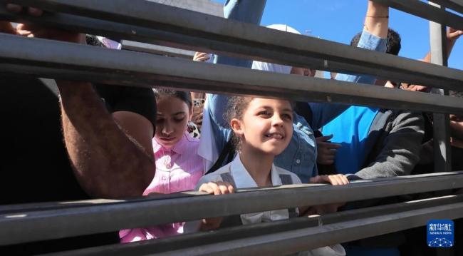 巴勒斯坦被扣押人员获释现场 家人团聚泪满眶