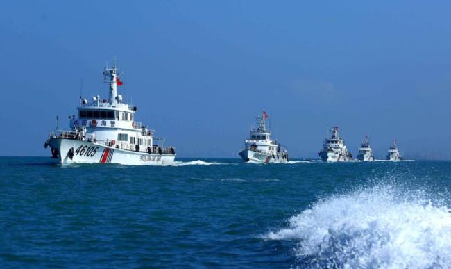南部战区位黄岩岛领海领空战备警巡