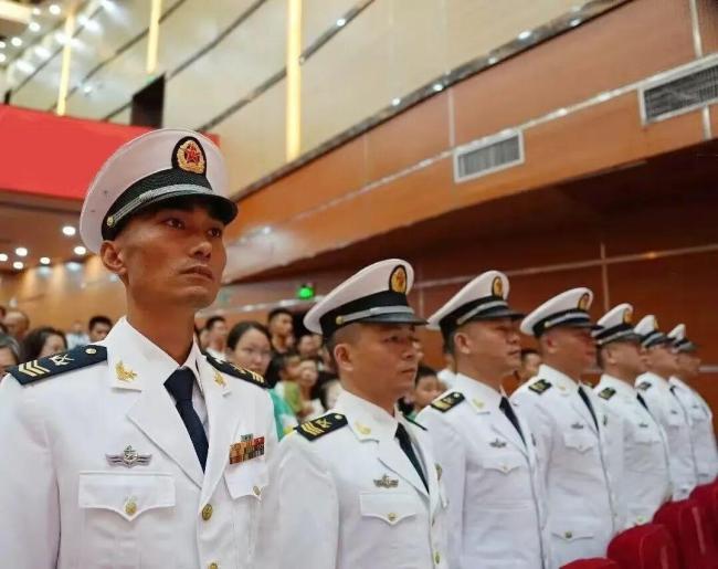 南部战区海军28名官兵晋衔 荣耀时刻见证初心使命
