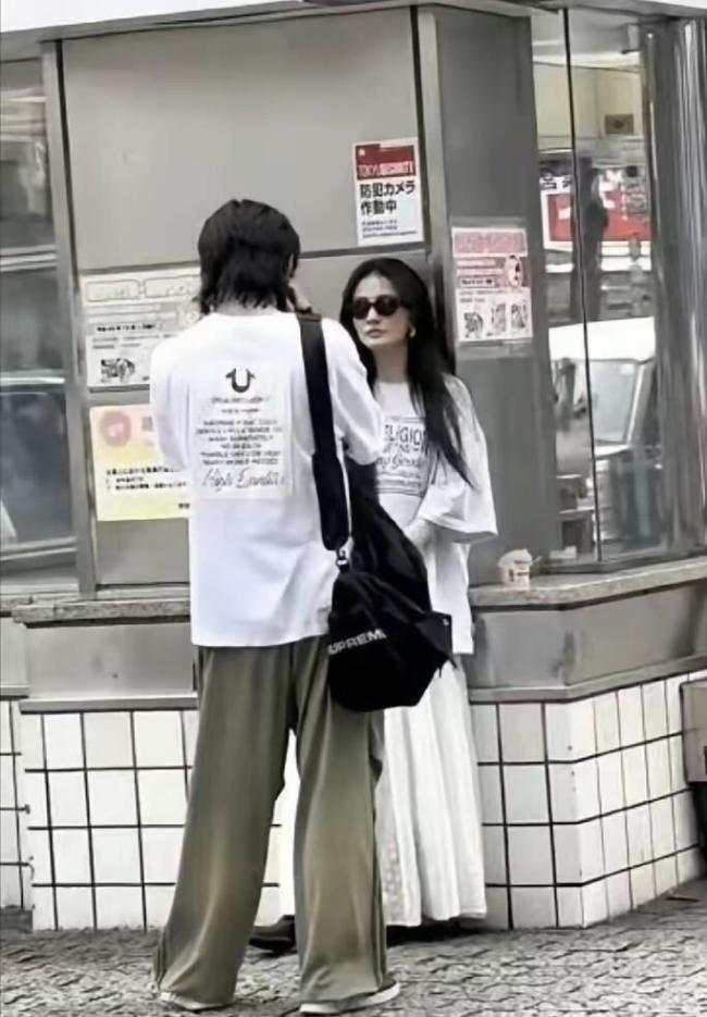 徐璐陪小5岁男友日本度假