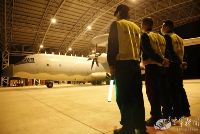 空警-500夜间准备从机库中滑出。