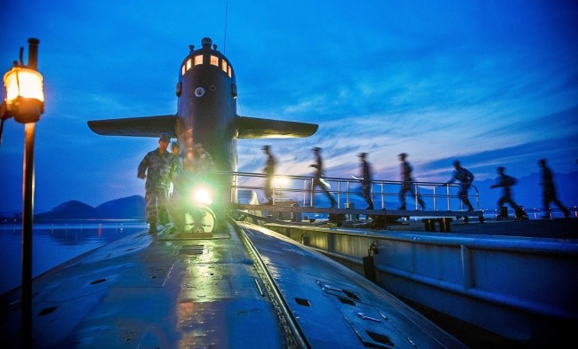 海军某潜艇基地进行夜间战备紧急拉动训练（资料照片）