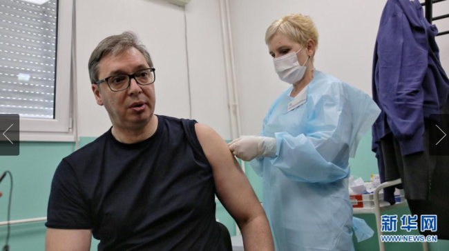 当地时间4月27日中午，塞尔维亚总统武契奇在塞南部多列瓦茨市普科瓦茨村卫生防疫站接种了第二剂中国国药集团新冠灭活疫苗。