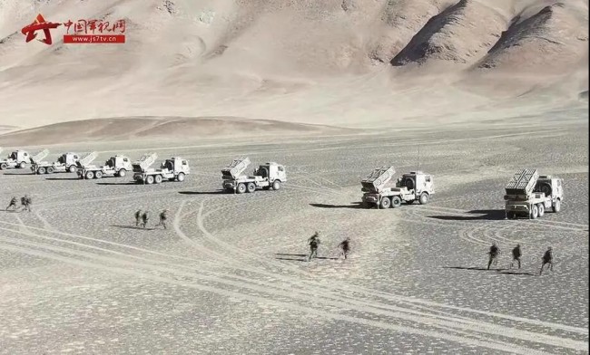 新疆军区再添新装备！红旗17A 箱式火箭炮同时列装