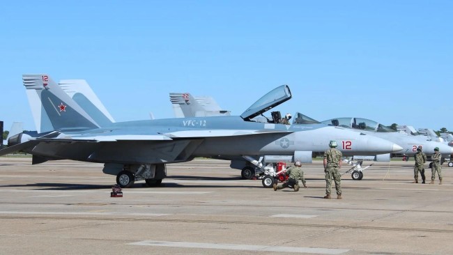 美军F-18换上苏-57涂装，模拟俄军机扮演假想敌