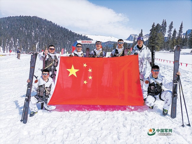 2021年4月，滕家俊（后排右三）参加“国际军事比赛-2021”雪地作战行军项目比赛时，与战友合影。杨再新摄