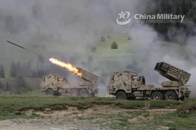 三天两款新装备 新疆军区精练高原远火打击能力