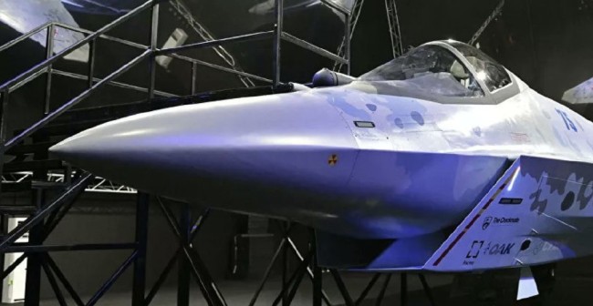 俄罗斯苏霍伊 Checkmate 战斗机发布会，展示了战斗机的腹部弹仓,挂两枚导弹。