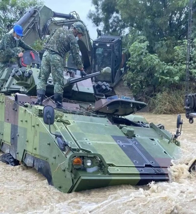 “云豹”装甲车卡在溪中。图自台湾《自由时报》