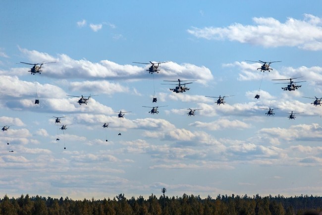 俄罗斯国防部公布的此次直升机群突击演练现场图