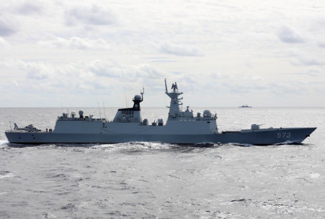 中俄海军首次海上联合巡航期间，日自卫队舰艇（后）对中方柳州舰（前）进行跟踪侦察（10月23日摄）。