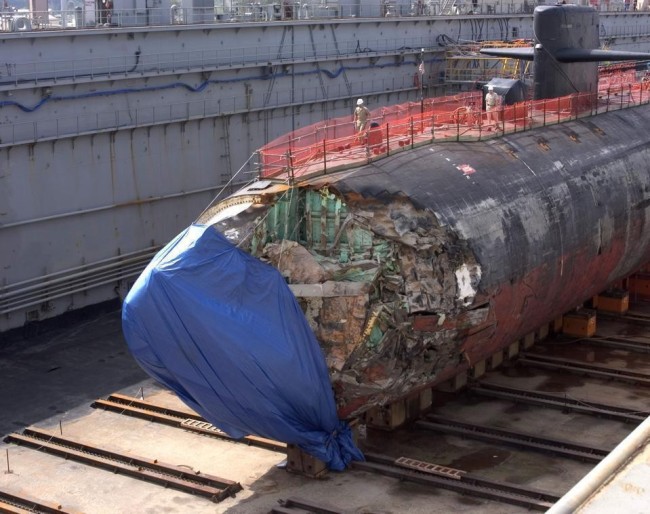 “旧金山”号核潜艇在船坞进行修复的画面
