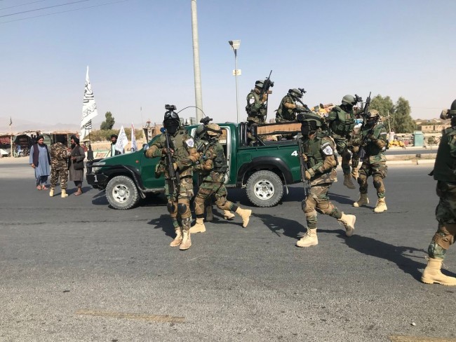 11月8日，塔利班在坎大哈举行阅兵式，可以看到其装备的武器明显又有提升，有成套美国地面装甲车辆，还有较为统一的单兵服装，已经初具正规军的面貌。
