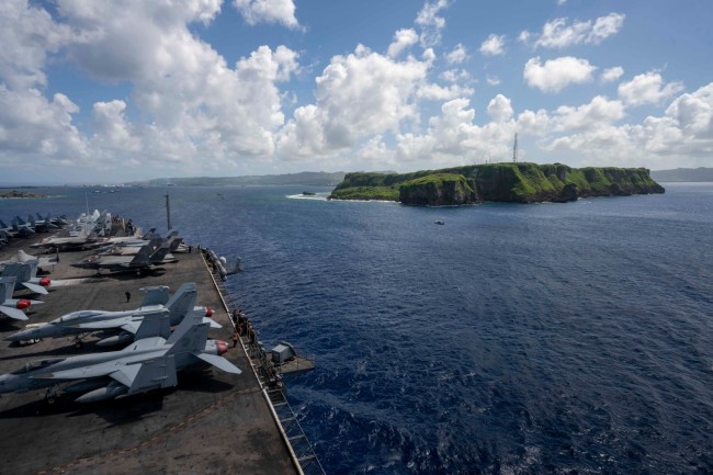 美国海军航空母舰卡尔文森号 (CVN-70) 于11月11日过境到关岛海军基地进行港口访问。