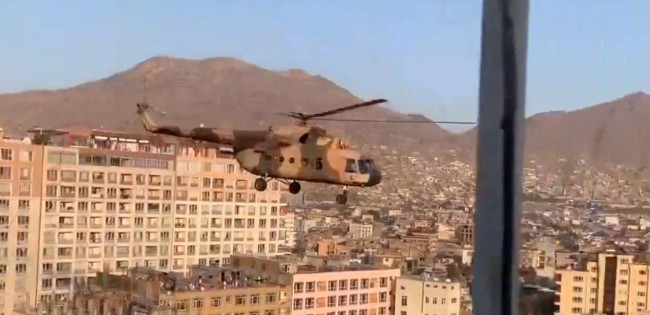 展示实力！阿富汗塔利班举行阅兵，美制战车和俄制直升机亮相