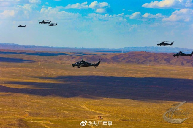 开着战机去战斗，或许是很多人想要当兵的理由。一组直升机训练美图送给大家，让眼睛先体验一次飞行。一起欣赏直升机飞越锦绣河山！