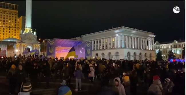 乌克兰民众聚集首都抗议，要求弹劾总统泽连斯基