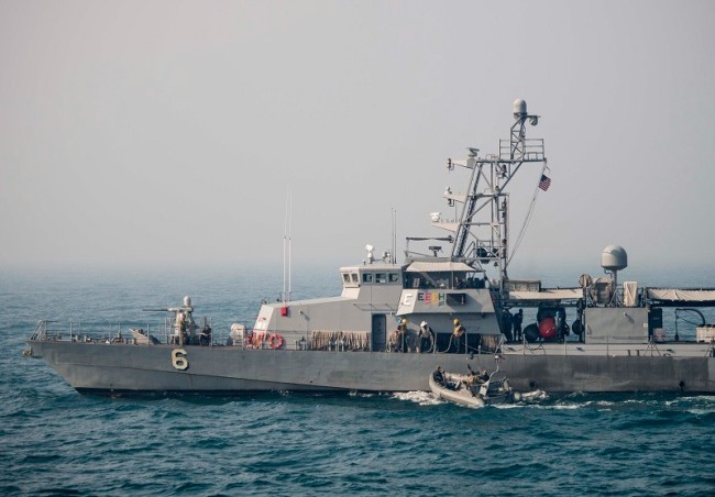 外媒：美海军巡逻艇“搭救”数名伊朗水手