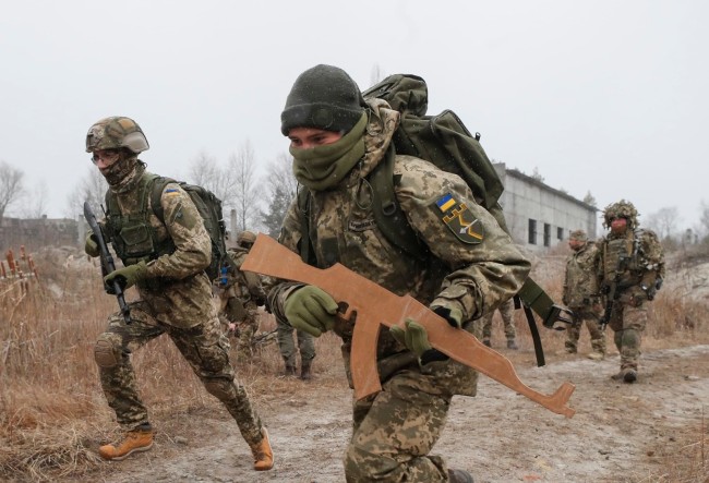 乌克兰预备役人员在基辅附近进行军事演习