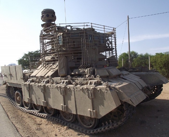 移动碉堡，造型挺带感。以色列纳格玛乔恩装甲运兵车，由百夫长主战坦克改装而来。高耸的上层结构称为“狗窝”。反叛乱巷战平台。