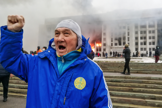 当地时间2022年1月5日，哈萨克斯坦阿拉木图，由于液化天然气价格上涨，民众举行示威抗议活动，抗议者袭击了阿拉木图市长办公室，执法人员严阵以待。