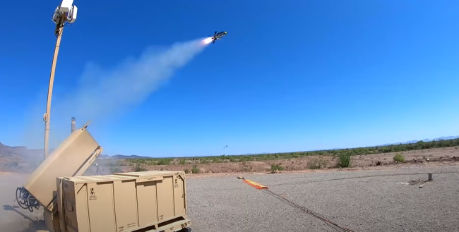 美国雷神公司近日发布了一段视频，显示其 Block 2+ Coyote 无人机在一次未注明日期的演示中与许多无人驾驶飞行器交战。该视频展示了基于4x4 M-ATV的固定托盘发射系统发射 Coyotes，然后在不同高度击落各种固定翼无人驾驶飞行器。