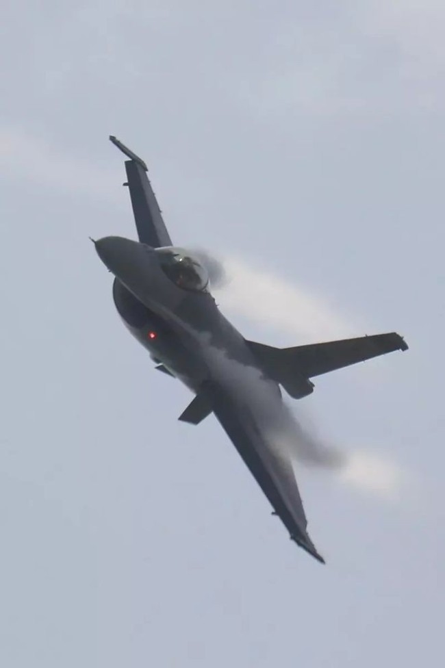 台军通报F-16V坠海：飞行员未跳伞，且全程按住通话键致地面无法沟通