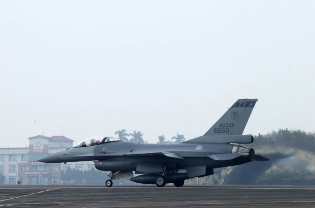 台F-16V坠机与有毒气体外泄有关？台军方否认:是误闪