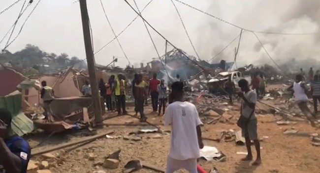 加纳一辆装炸药卡车被撞引发爆炸:"社区都消失了"