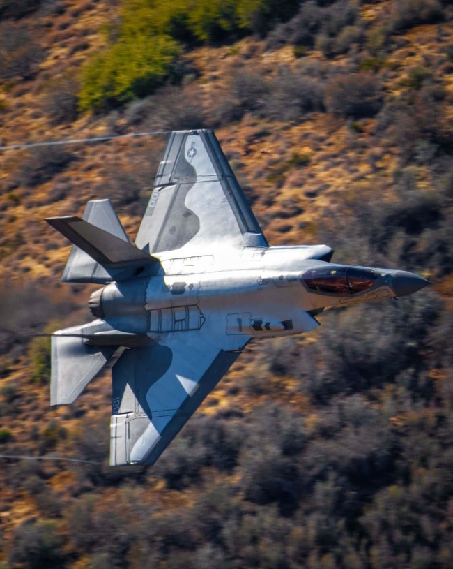 近日，网络出现了一组美军F117飞行画面，显示已经装备了最新的镜面涂装，另外近期也有F35版的镜面涂装出现。