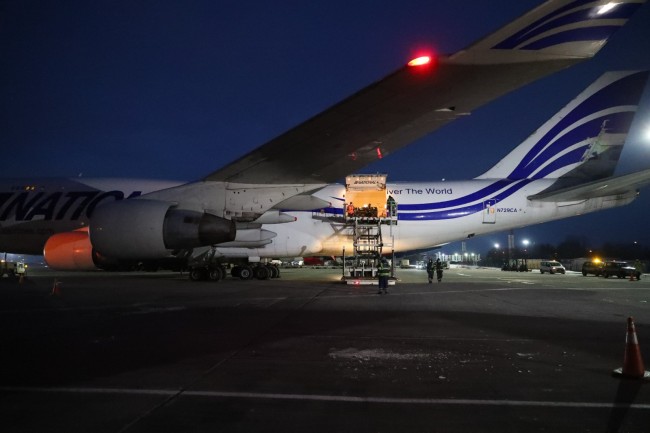美国第436空中港口中队的飞行员和雇员在特拉华州多佛空军基地准备货物运往乌克兰。