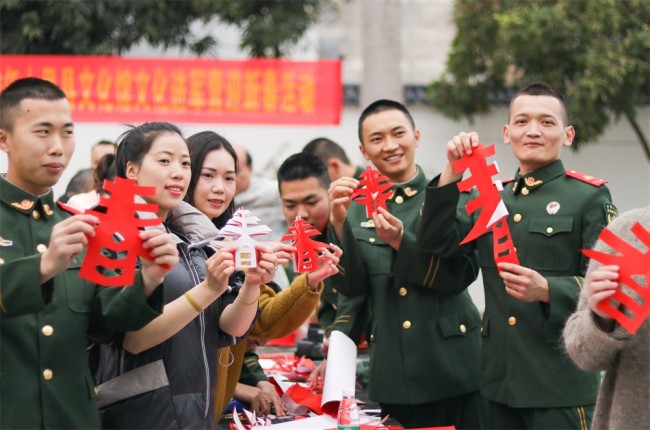 武警防城港支队：传统文化进军营 喜迎新春送祝福