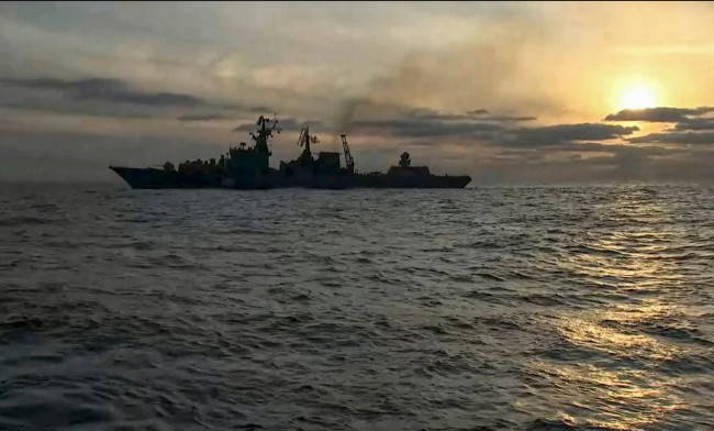 俄罗斯当地时间2022年2月14日起在乌克兰南部海岸附近举行大型军演，参加演习的有固定翼军机、直升机和30多艘军舰。据报道，俄罗斯方面声称，演习是为了锁定和摧毁潜艇，预计将持续到19日。