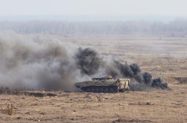 当地时间2022年2月16日，乌克兰Rivne附近，乌克兰庆祝“团结日”当天，乌克兰军队举行军事演习，乌克兰总统泽连斯基视察军演。据报道，2月16日，传说中的俄罗斯“入侵”乌克兰的时间，两国边境却一片缓和：当地时间2月15日，俄罗斯称已从乌克兰边境部分撤军，俄方对重新谈判以结束与西方对峙持开放态度。西方国家同步表态称，愿继续寻求外交途径化解危机。