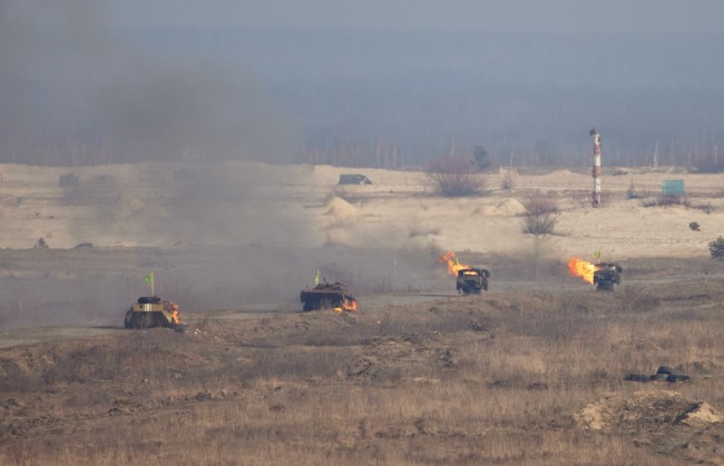 当地时间2022年2月16日，乌克兰Rivne附近，乌克兰庆祝“团结日”当天，乌克兰军队举行军事演习，乌克兰总统泽连斯基视察军演。据报道，2月16日，传说中的俄罗斯“入侵”乌克兰的时间，两国边境却一片缓和：当地时间2月15日，俄罗斯称已从乌克兰边境部分撤军，俄方对重新谈判以结束与西方对峙持开放态度。西方国家同步表态称，愿继续寻求外交途径化解危机。