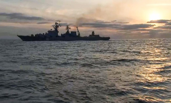 俄罗斯当地时间2022年2月14日起在乌克兰南部海岸附近举行大型军演，参加演习的有固定翼军机、直升机和30多艘军舰。据报道，俄罗斯方面声称，演习是为了锁定和摧毁潜艇，预计将持续到19日。